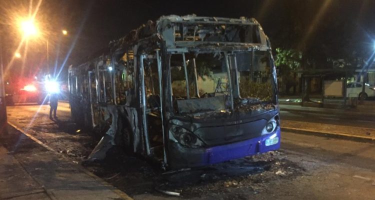 Incidentes durante la madrugada en la capital dejaron un muerto y un bus del Transantiago quemado
