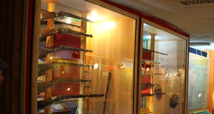 Carabineros incauta 32 armas a museo: recinto asegura que son patrimonio histórico y que no disparan