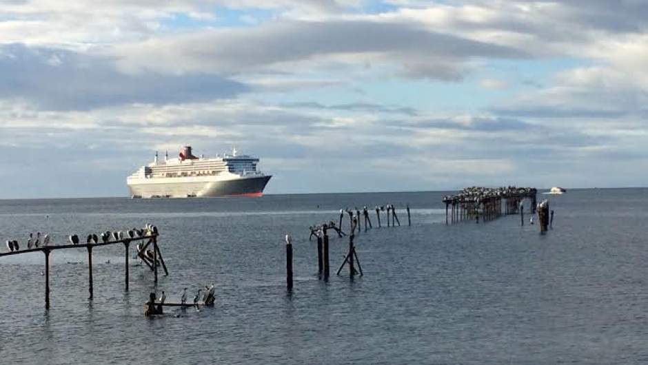Salida de turistas de crucero en Punta Arenas genera manifestación de vecinos en muelle Prat
