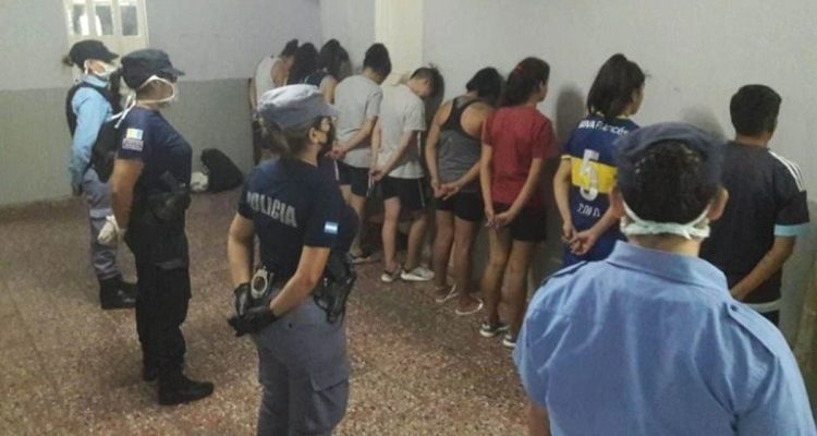 11 mujeres que quisieron jugar partido de fútbol fueron detenidas: rompieron cuarentena obligatoria