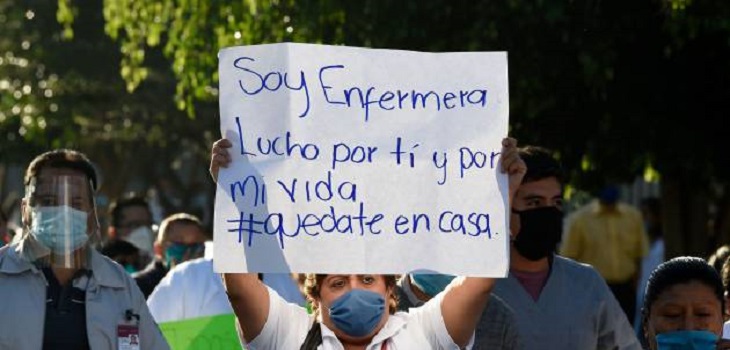 Enfermera se manifiesta en Hospital de México | AFP