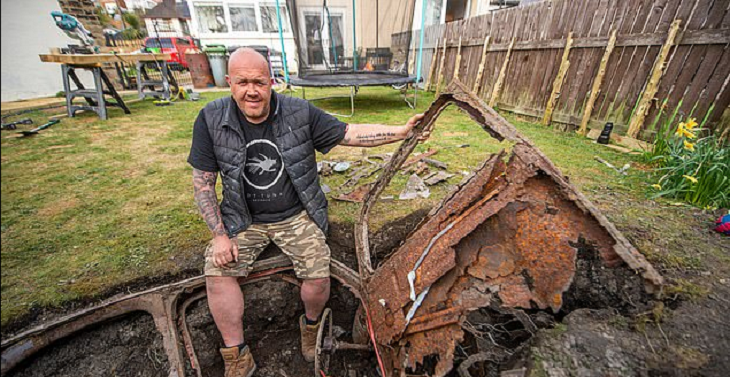 Hombre encontró auto enterrado en su jardín