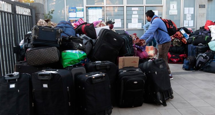 Cuestionan traslado de bolivianos a Iquique para cumplir cuarentena: alcalde se enteró por la prensa