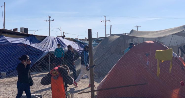 Bolivianos siguen intentando regresar a su país: frontera está cerrada por emergencia de COVID-19