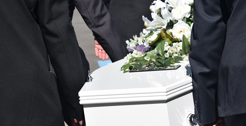 El grave error que llevó a hombre en Macedonia a organizar funeral de su madre supuestamente muerta