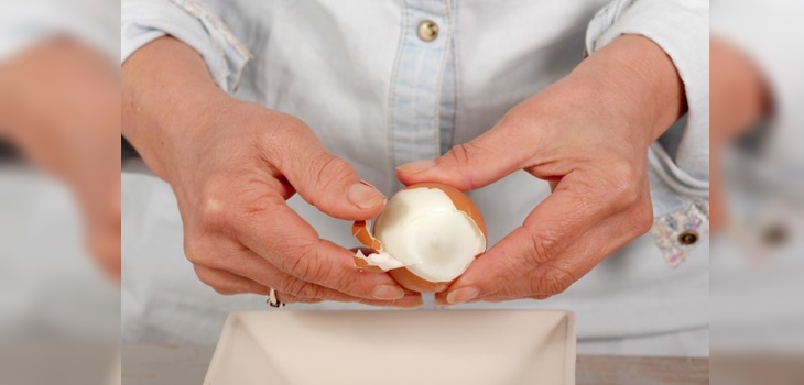 Si quieres pelar un huevo duro de manera perfecta y con una sola mano