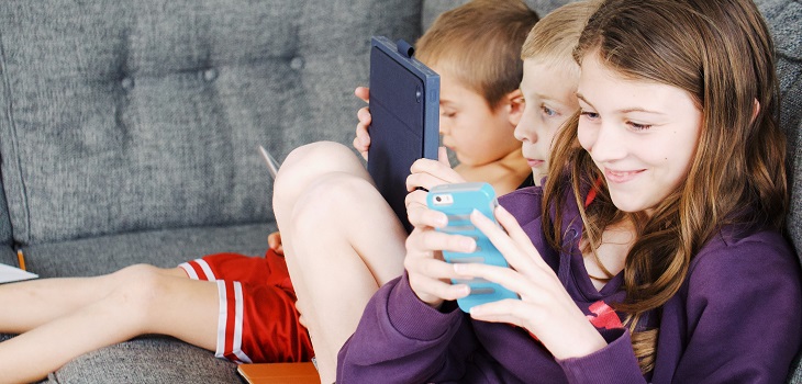 Niños con celulares, niños aprendiendo, niños y apps