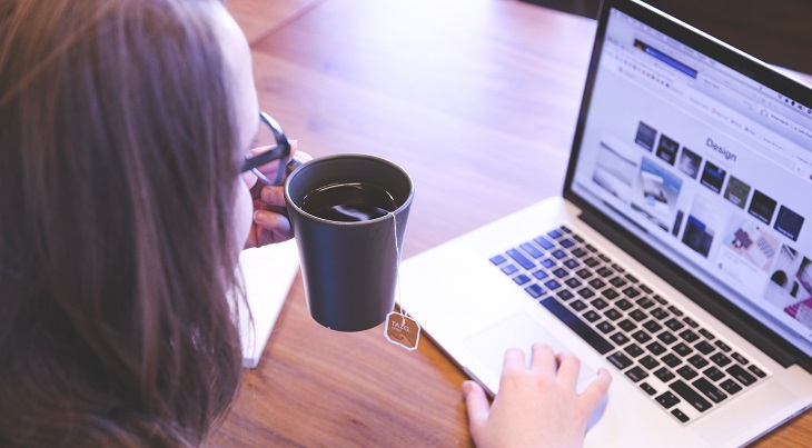 ¿Pasas mucho en la pantalla? Estos cinco consejos de oftalmólogos ayudarán a cuidar tu visión