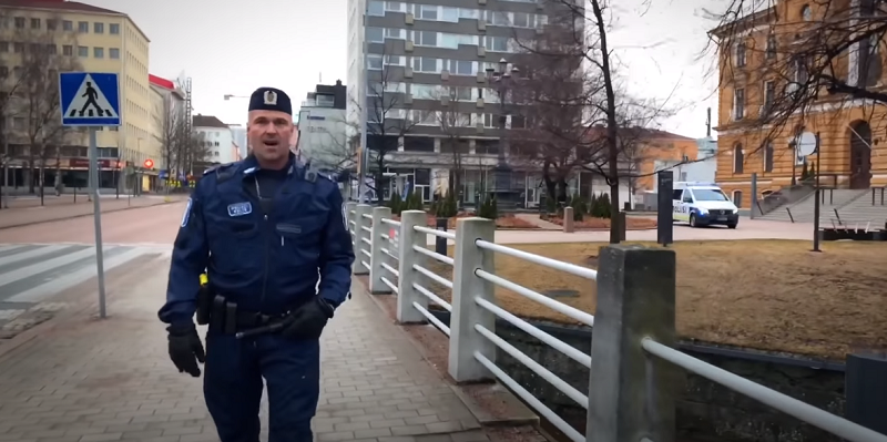 Policía finlandés que canta ópera protagoniza conmevodor donde en las calles vacías de su país