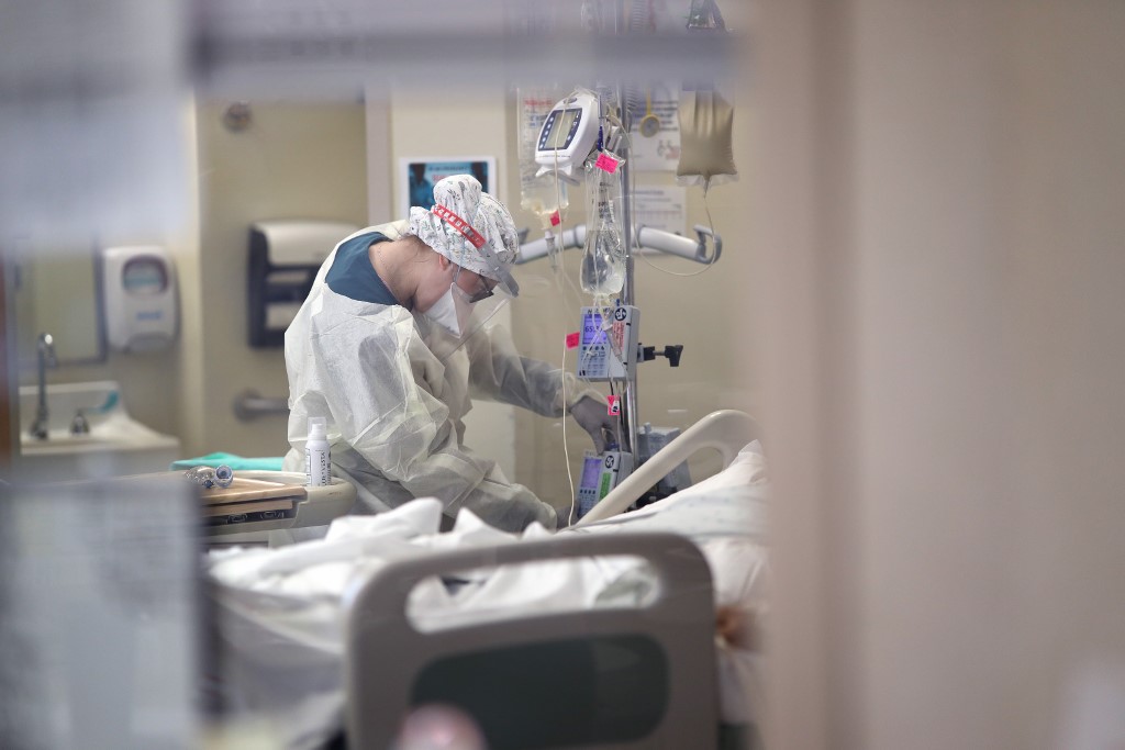 Mujer con COVID-19 murió en Nueva York luego que médicos no supieran usar el respirador artificial