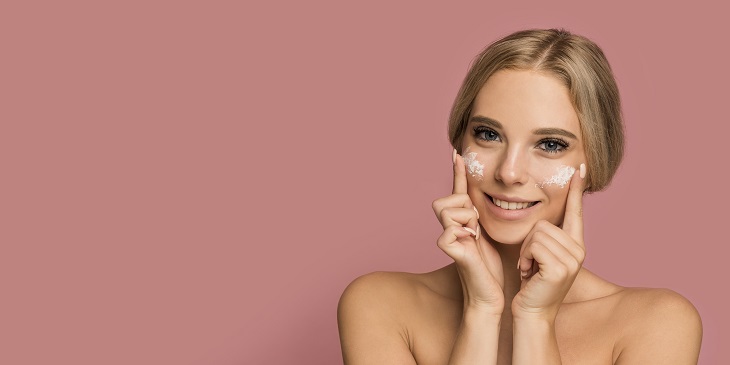 ¿Debemos aplicar protector solar en nuestra piel aunque estemos en casa? Expertos responden