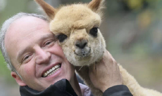 Alfredo Ugarte y su alpaca Chaleco