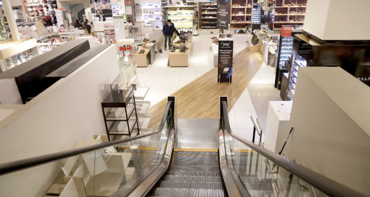 Cencosud y Falabella planearían masiva reducción de puestos de trabajo en sus tiendas físicas