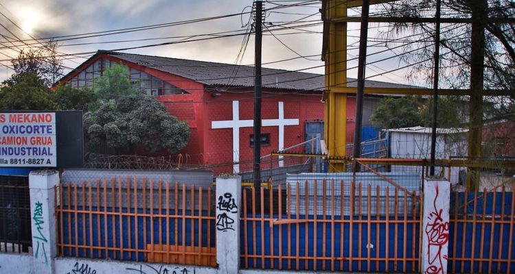 Decretan arresto domiciliario nocturno para organizador de fiesta con 400 personas en Maipú