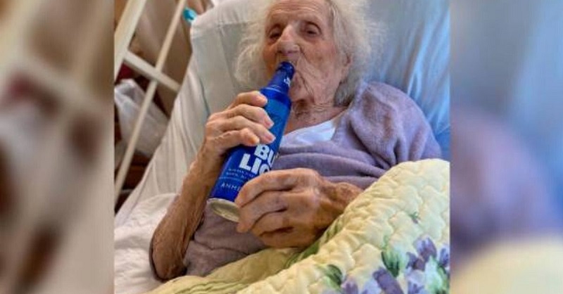Mujer de 103 años supera el coronavirus y celebra tomándose una cerveza