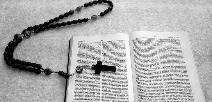 Exorcismo, cruz, biblia