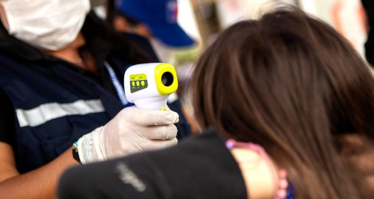 ¿Cuáles son los síntomas más frecuentes de los contagiados por COVID-19 en Chile? Este es el ranking