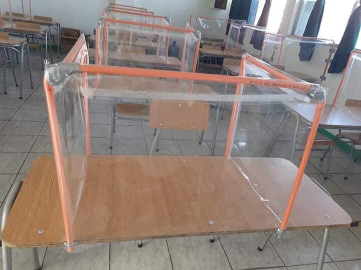 colegio instala cubículos de plástico en aulas para intentar vuelta a clases