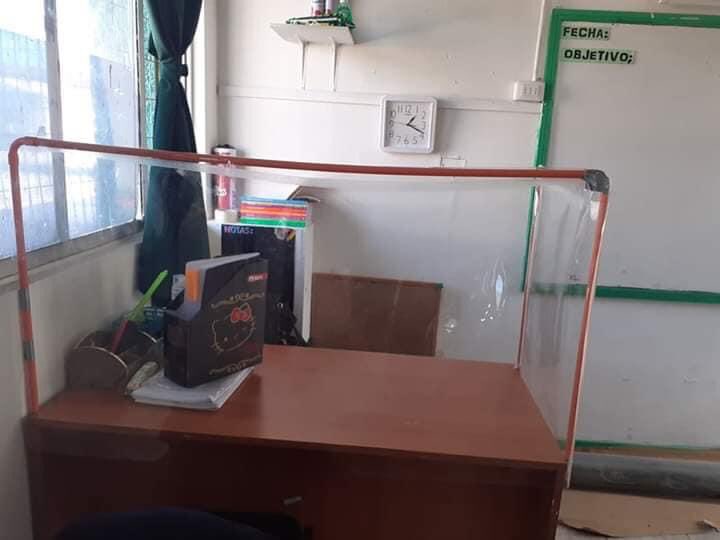 colegio instala cubículos de plástico en aulas para intentar vuelta a clases