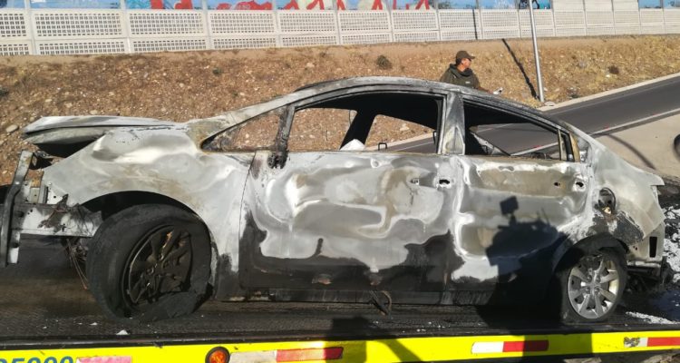 Cuerpo con manos en la cabeza y piernas quebradas fue hallado en un vehículo quemado en Quilicura