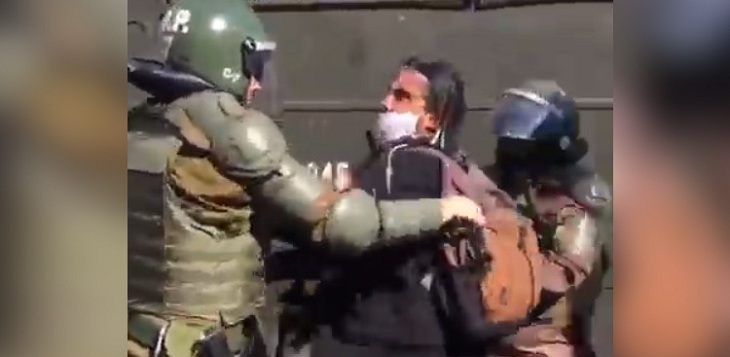 Captan detención de presidente regional de Colegio de Periodistas durante protestas en Valparaíso