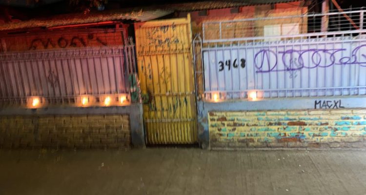 Hallan muerto a adulto mayor contagiado con coronavirus en baño de cité en Santiago