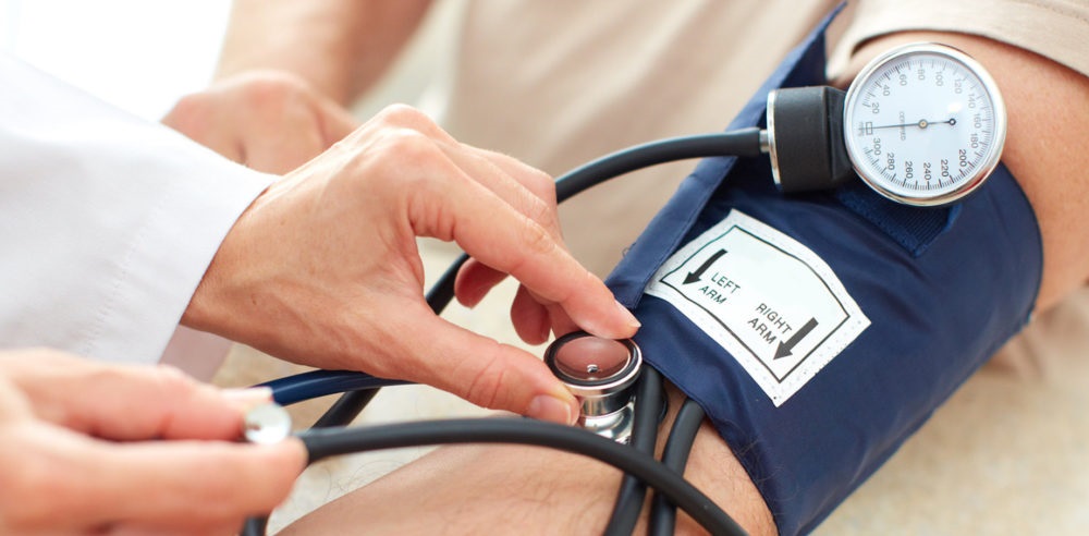 Mujeres solteras son más propensas a sufrir de hipertensión que las casadas, según estudio