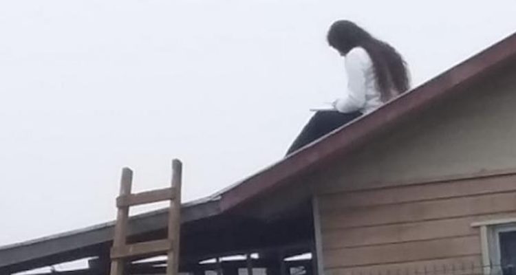 El drama de alumnos que estudian en techos de casas para lograr señal de internet durante cuarentena