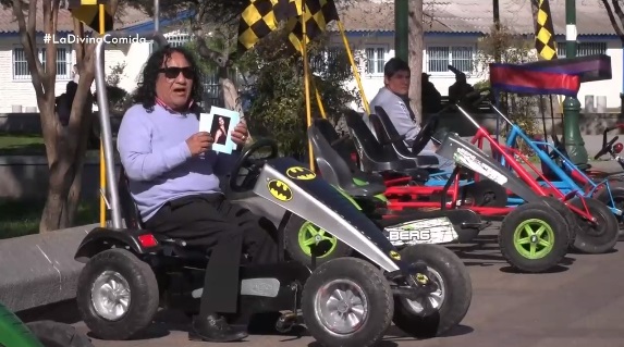 adrian en la divina comida