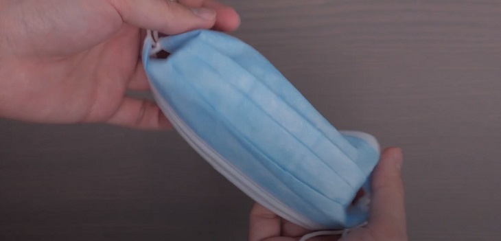 ¿No encuentras mascarilla para niños? Transforma una de adulto en dos simples pasos