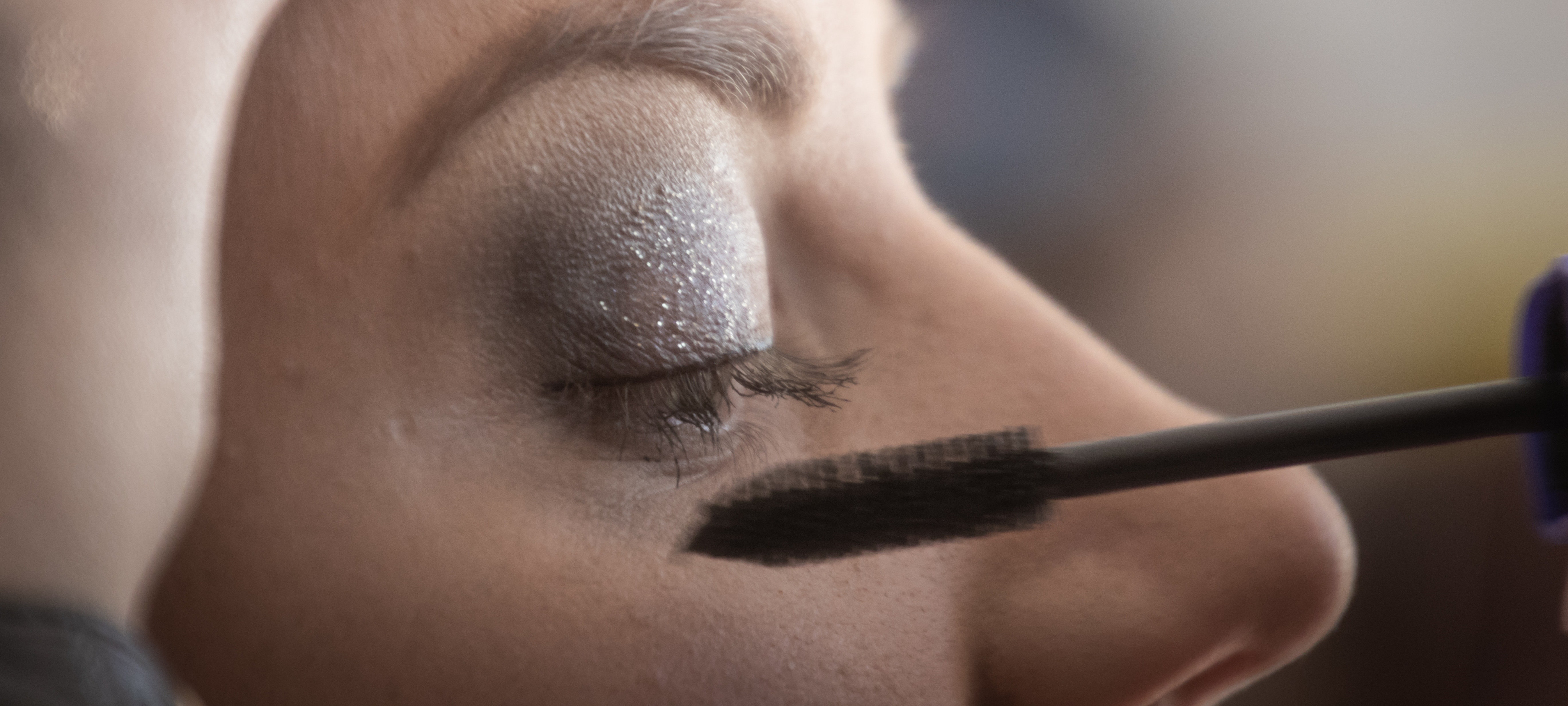 Deja de hacer esta acción con tu máscara de pestañas: es muy común y arruina el producto