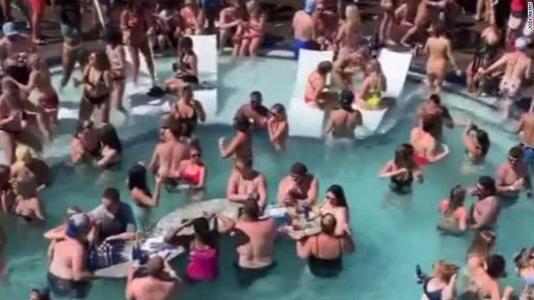 Video de 'pool party' en medio de crisis sanitaria desata indignación en EE.UU.