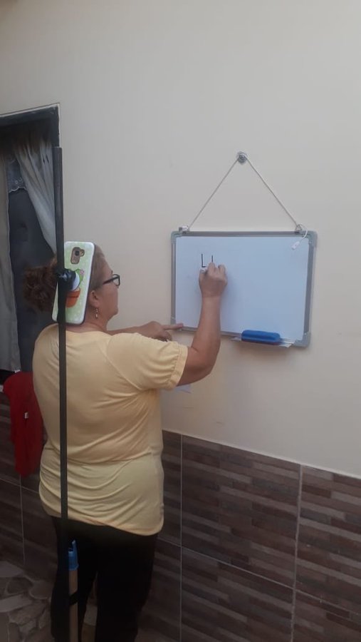 profesora colombiana enseña con pala y planta