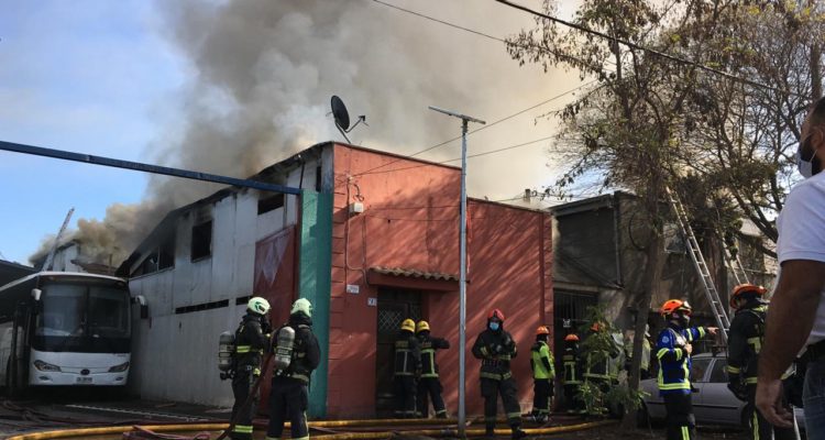 Unos 80 damnificados dejó incendio en Estación Central: entre afectados había personas con COVID-19