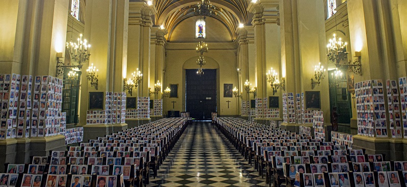 realizan misa en catedral de Lima sólo con fotos de 6.500 muertos por COVID-19 en Perú