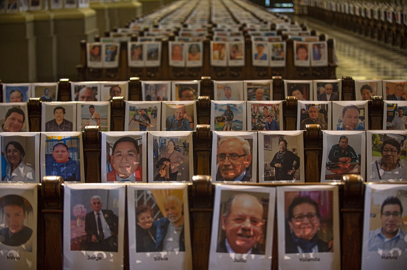 realizan misa en catedral de Lima sólo con fotos de 6.500 muertos por COVID-19 en Perú