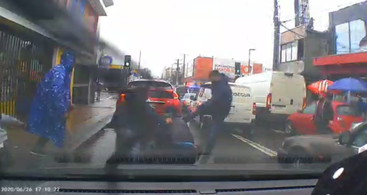 Nueva riña en pleno centro de Concepción deja un hombre apuñalado y golpeado en medio de la calzada