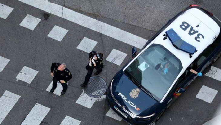 Policía paga hurto de cuatro colados en España tras enterarse que hombre lo hizo por sus hijos