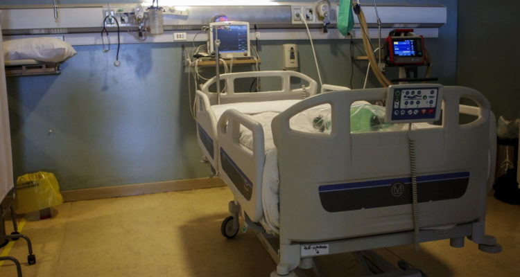 Realidad opuesta de hospitalización por COVID-19: lo que paga un afiliado a Fonasa y uno de isapre
