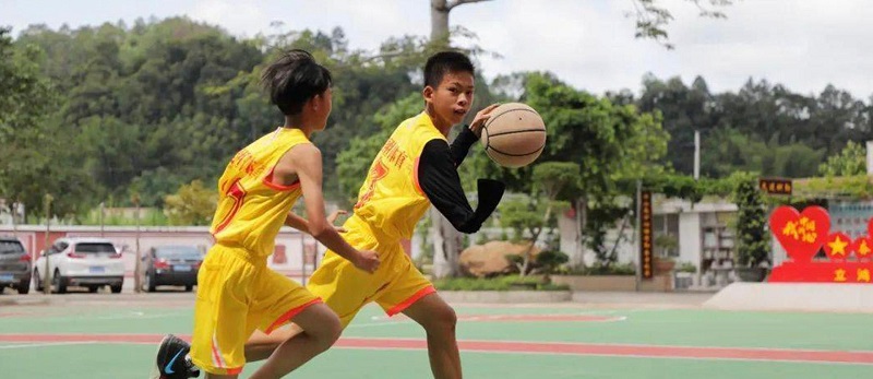 Zhang Jiacheng, el adolescente de 14 años con un brazo que maravilla por su talento en el básquetbol
