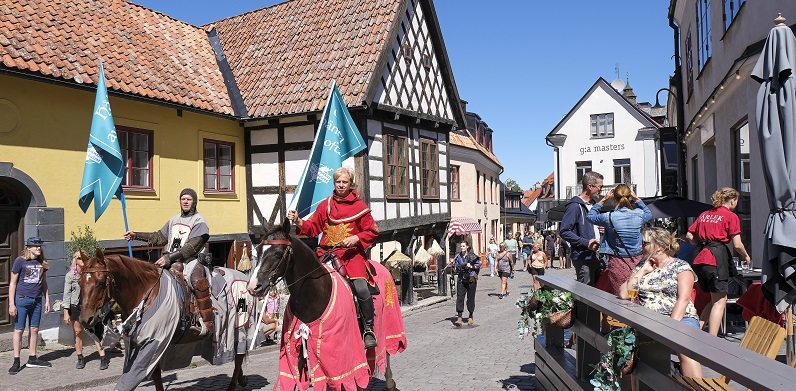 Suecia recurre a caballeros medievales para velar por el distanciamiento social