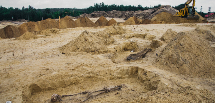 Hallan antiguo cementerio católico con más de 100 niños enterrados con monedas en sus bocas