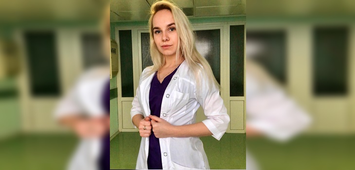 El nuevo empleo de enfermera rusa sancionada por atender en ropa interior: modela ropa deportiva