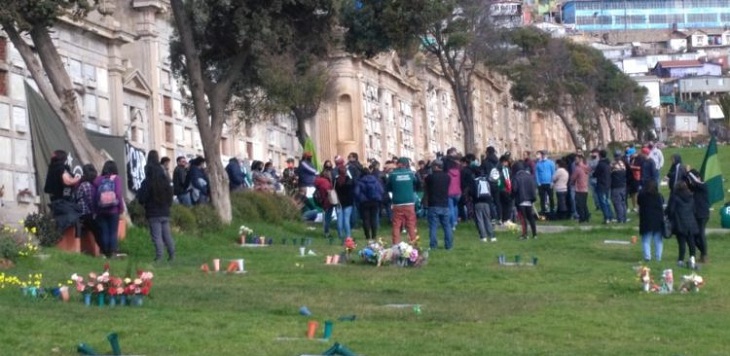 Valparaíso: indagan masivo funeral en cementerio de Playa Ancha que incluyó fuegos artificiales