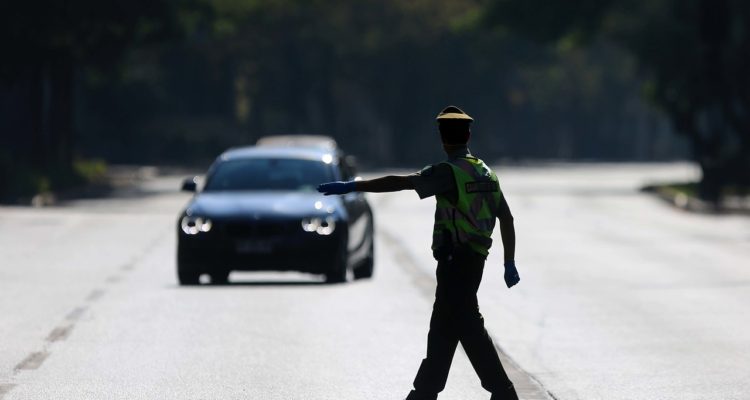 Falsos policías golpearon a matrimonio de adultos mayores y les robaron camioneta: fueron capturados