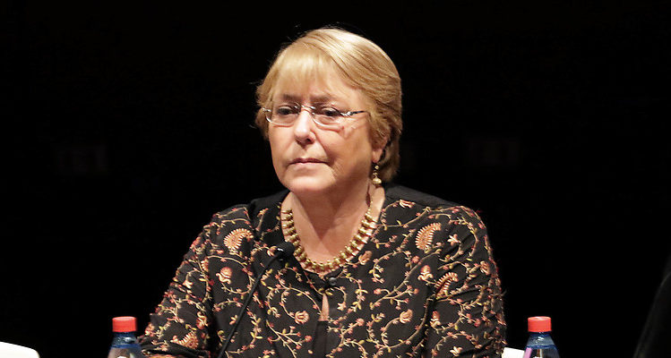 UDI pide al Gobierno que permita a Bachelet asistir a funeral de su madre "por razones humanitarias"