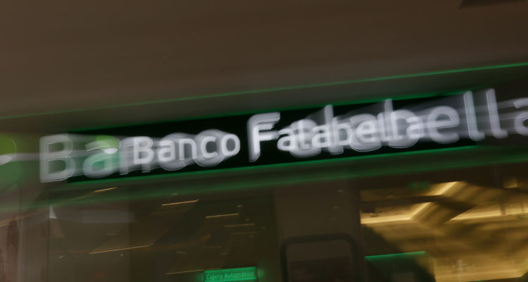 Banco Falabella deberá indemnizar a clienta a la que llegaron a embargar pese a haber pagado deuda