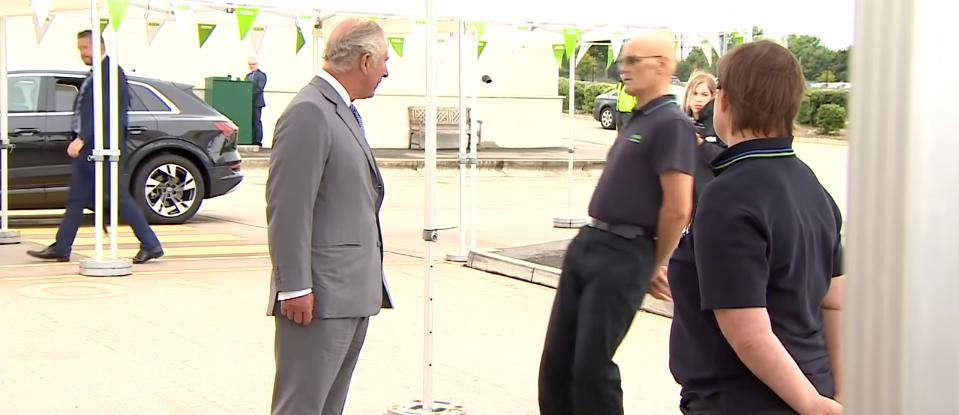 Hombre se desmayó frente a príncipe Carlos cuando lo saludaba: así reaccionó el hijo de Isabel II