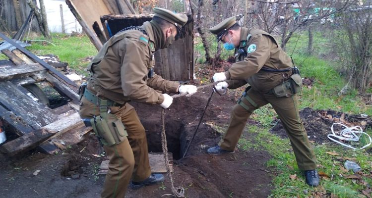 Acusan a hombre de violar a su madre de 80 años en Los Ángeles: estaba escondido en un pozo séptico