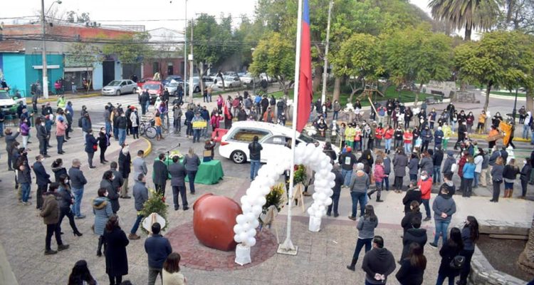 Municipalidad de Peñaflor realizó masivo homenaje para concejal que murió por COVID-19